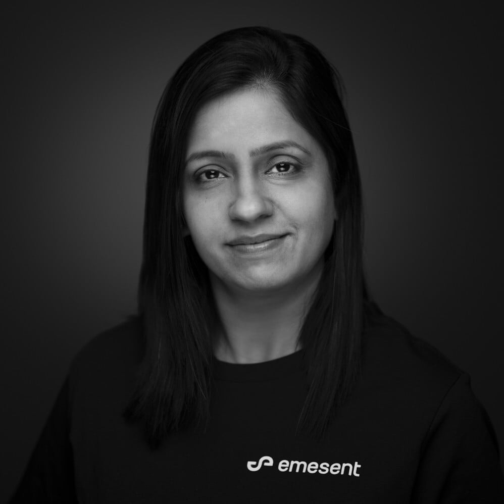 صورة شخصية لشوبي شارما بالأبيض والأسود