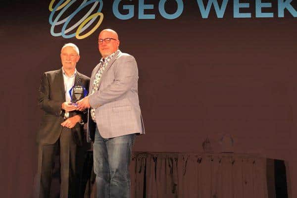 Geo-Week-Premio-Shawn-recibiendo-escalado-600x400-1